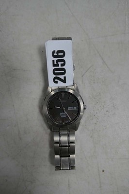 Lot 2056 - Gents titanium Seiko bracelet watch with grey...