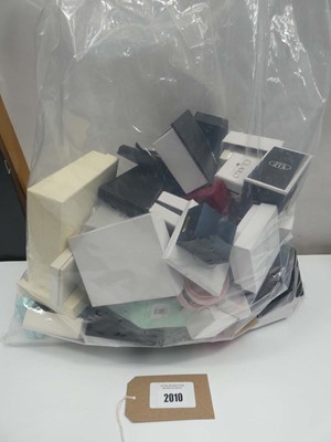 Lot 2010 - Bag containing quantity of empty jewellery boxes