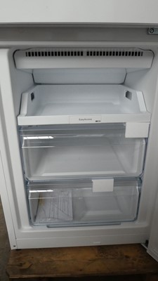 Lot 8 - KGN36NWEAGB Bosch Free-standing fridge-freezer