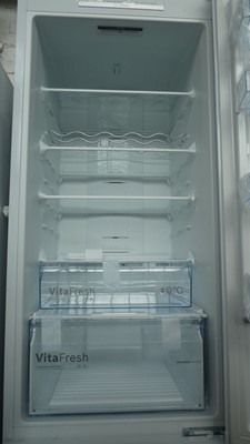 Lot 7 - KGN39VWEAGB Bosch Free-standing fridge-freezer
