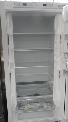 Lot 40 - KIS87AFE0GB Bosch Built-in fridge-freezer...
