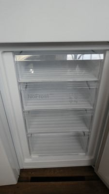 Lot 17 - KGN27NWFAGB Bosch Free-standing fridge-freezer