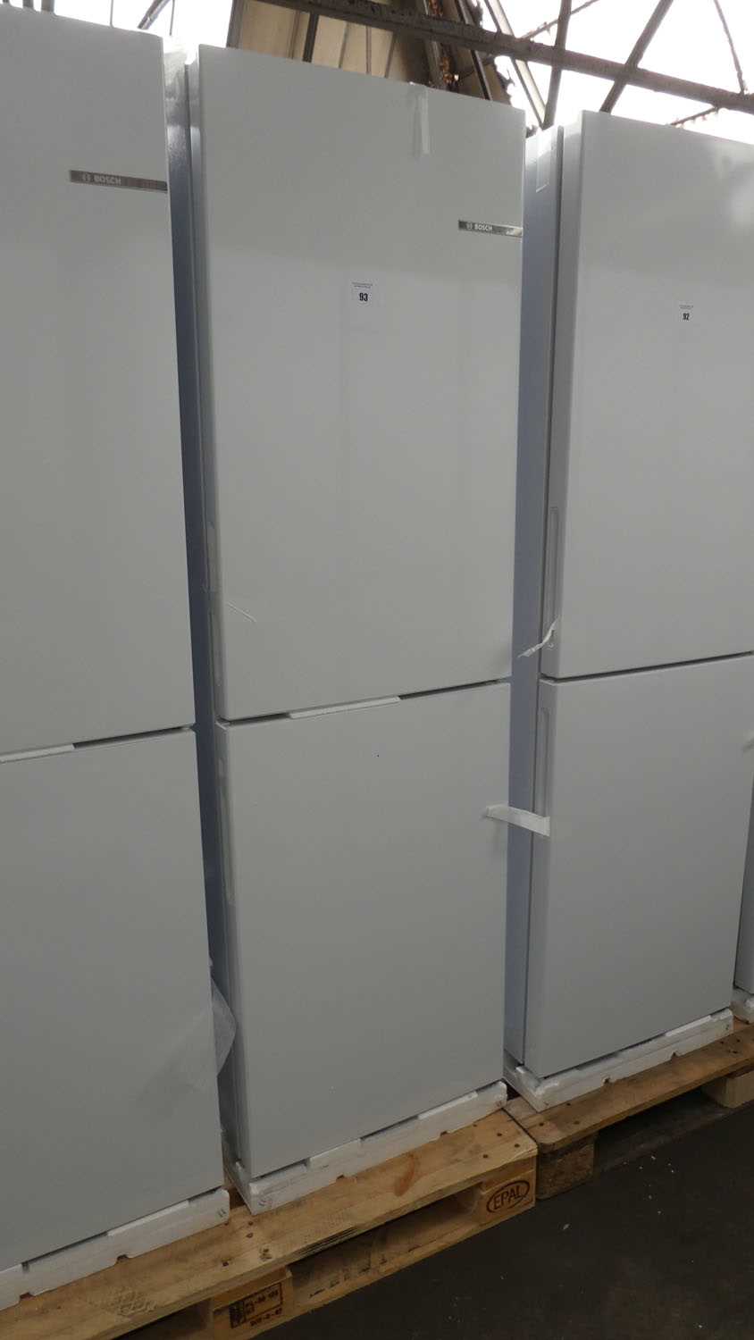 Lot 93 - KGN27NWFAGB Bosch Free-standing fridge-freezer