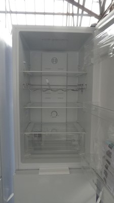Lot 94 - KGN27NWFAGB Bosch Free-standing fridge-freezer