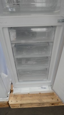 Lot 94 - KGN27NWFAGB Bosch Free-standing fridge-freezer