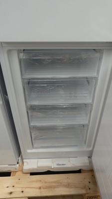 Lot 78 - KGN27NWFAGB Bosch Free-standing fridge-freezer