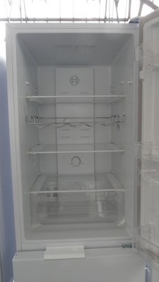 Lot 95 - KGN27NWFAGB Bosch Free-standing fridge-freezer