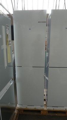 Lot 96 - KGN27NWFAGB Bosch Free-standing fridge-freezer