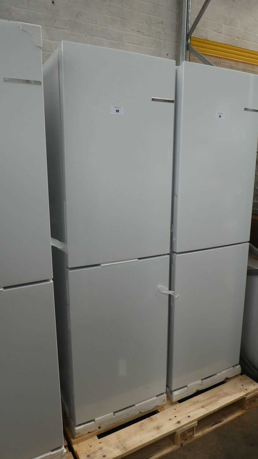Lot 80 - KGN27NWFAGB Bosch Free-standing fridge-freezer