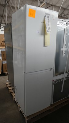 Lot 112 - KGN34NWEAGB Bosch Free-standing fridge-freezer