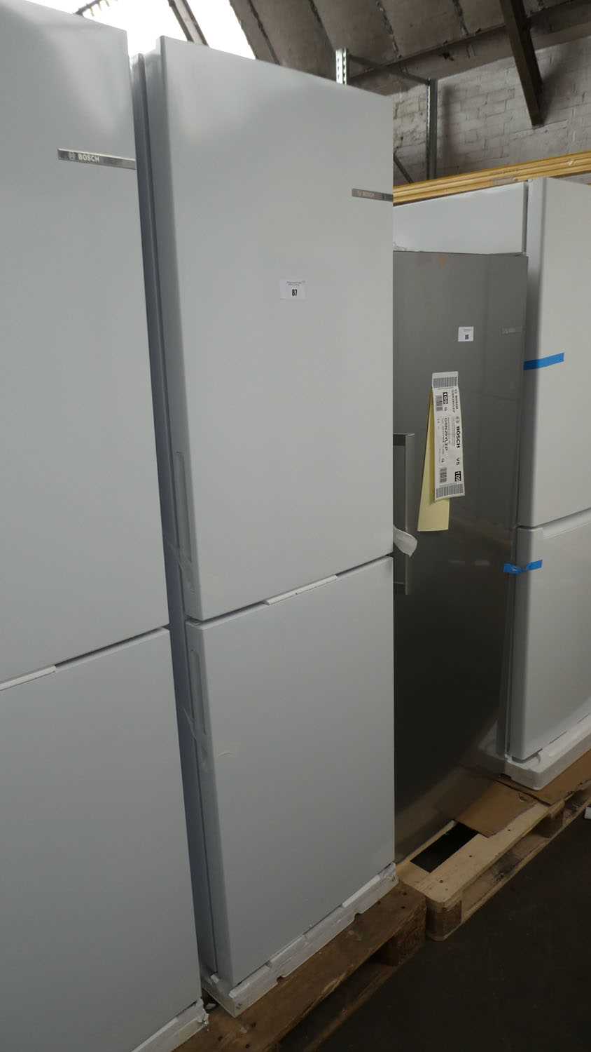 Lot 87 - KGN27NWFAGB Bosch Free-standing fridge-freezer