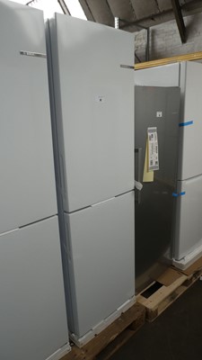 Lot 87 - KGN27NWFAGB Bosch Free-standing fridge-freezer