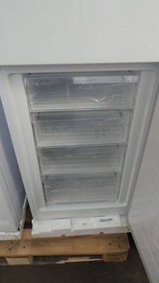 Lot 91 - KGN27NWFAGB Bosch Free-standing fridge-freezer