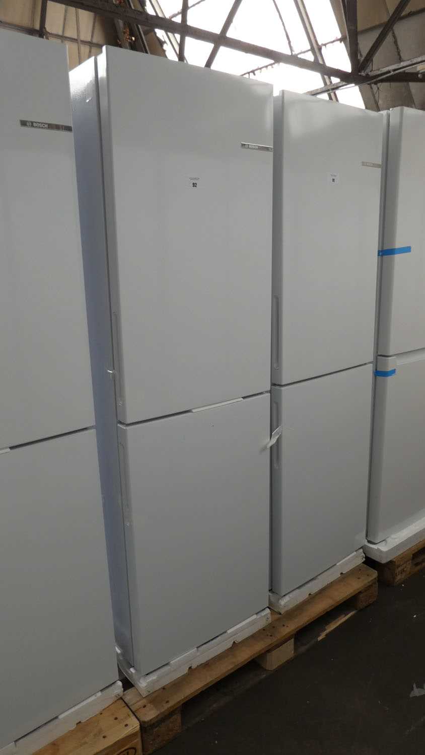 Lot 92 - KGN27NWFAGB Bosch Free-standing fridge-freezer