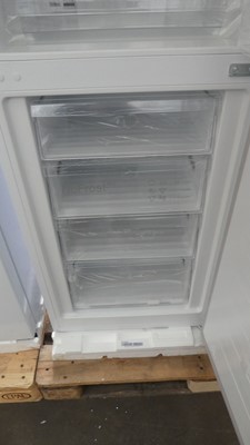 Lot 92 - KGN27NWFAGB Bosch Free-standing fridge-freezer