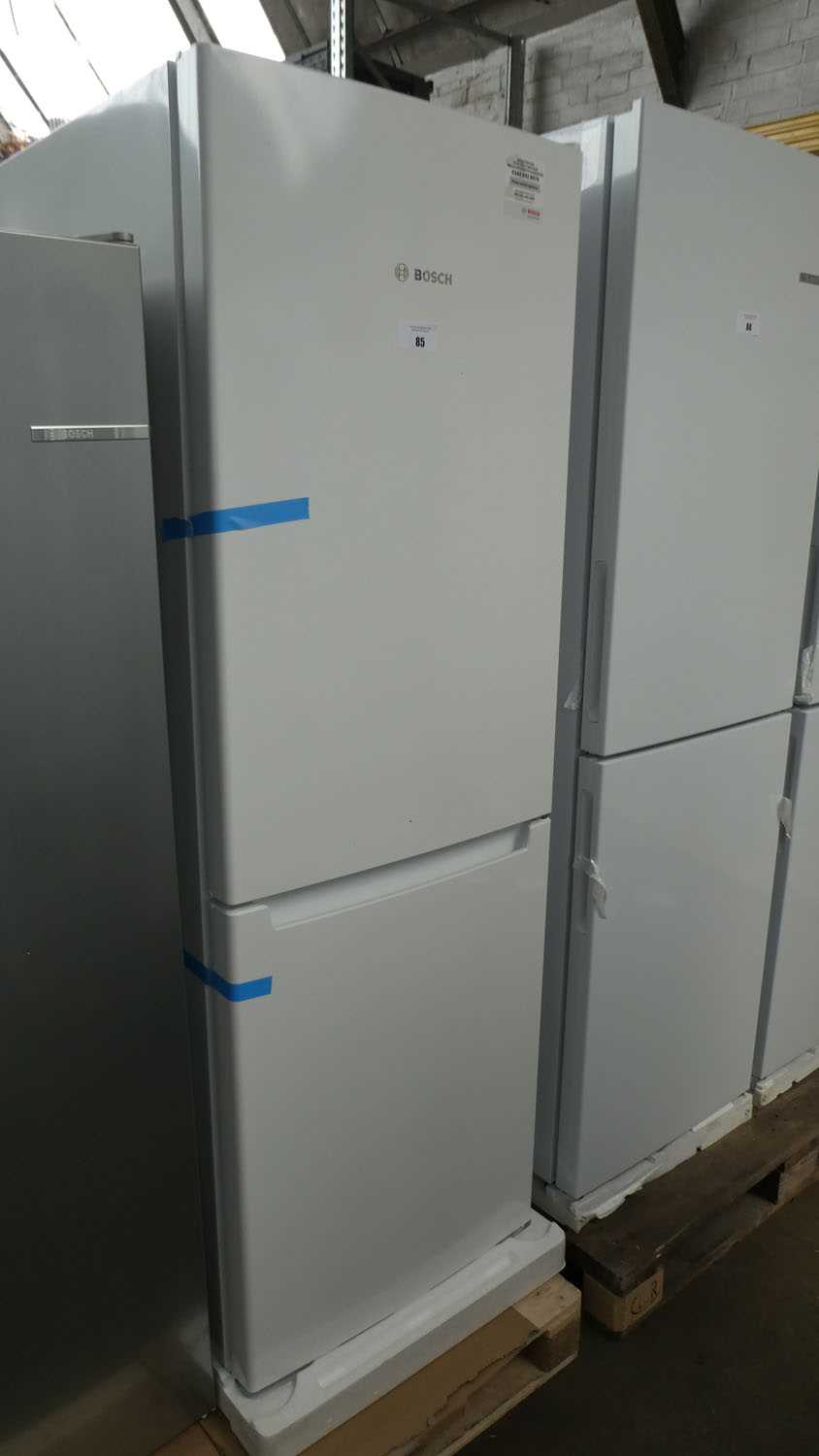 Lot 85 - KGN33NWEAGB Bosch Free-standing fridge-freezer