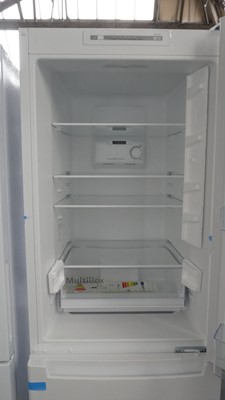 Lot 90 - KGN34NWEAGB Bosch Free-standing fridge-freezer