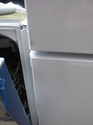 Lot 16 - KGN36VWEAGB Bosch Free-standing fridge-freezer