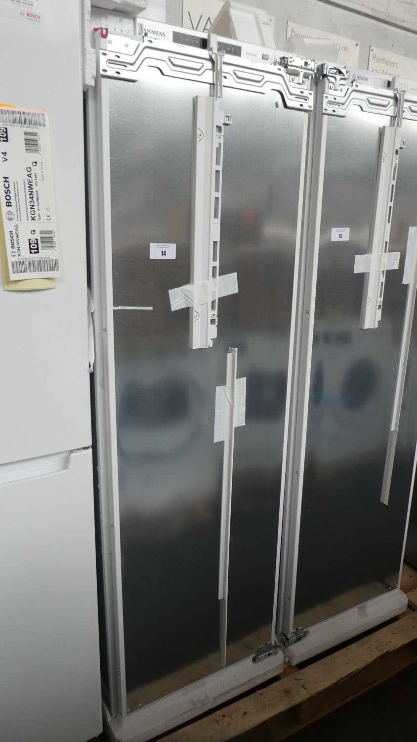 Lot 14 - KI82LAFF0-B Siemens Built-in larder fridge