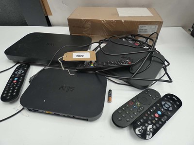 Lot 2022 - BT TV Box Pro, Smart Hub 2 and Sky router/TV set