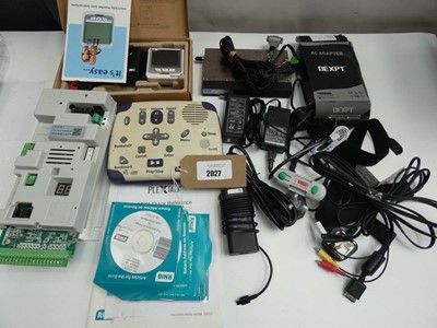 Lot 2027 - Mixed lot of electrical devices and accessories