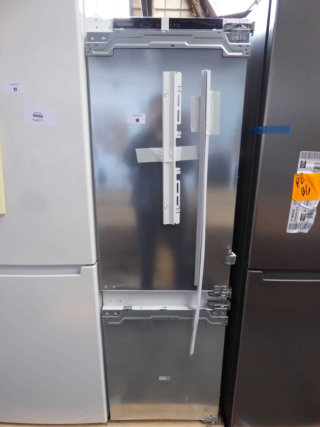 Lot 18 KI86VVFE0GB Neff Builtin fridgefreezer