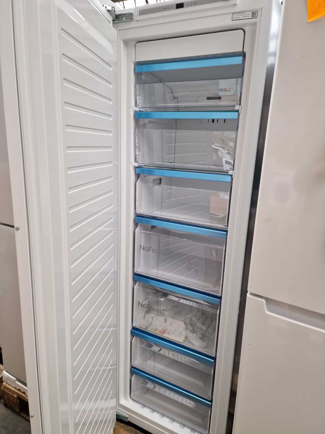 Lot 16 GI7813EF0GB Neff Builtin upright freezer