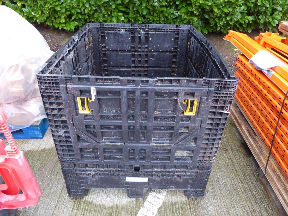 Lot 4162 Large plastic fold up crate