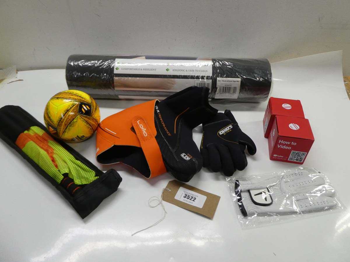 Lot 3522 Cold water swimming gloves, footwear & hat,