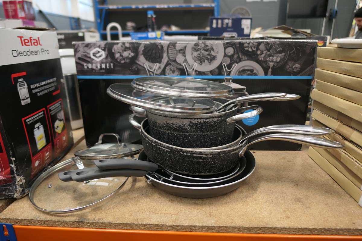 Lot 3052 Gourmet 7.1l triple slow cooker and warming