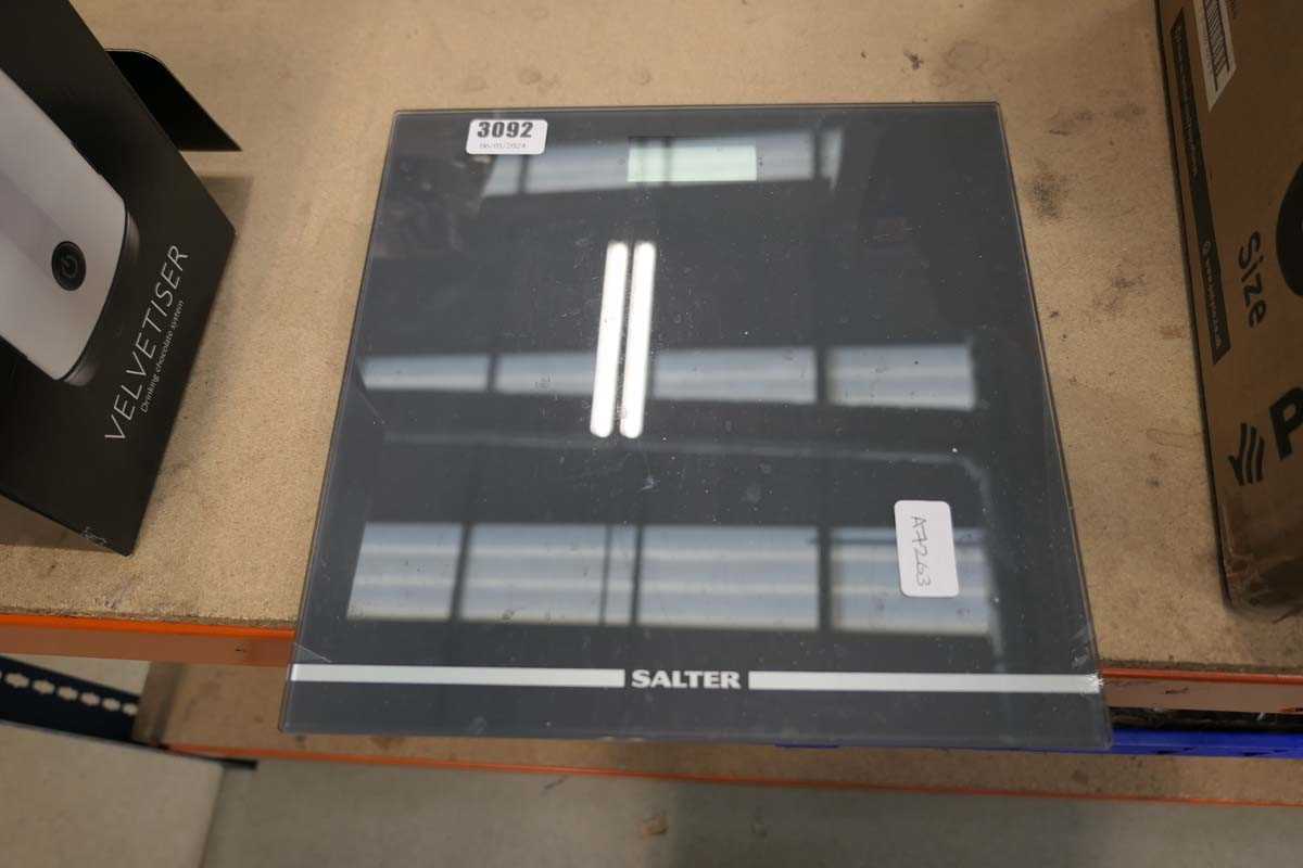 Lot 3092 - Salter weighing scales