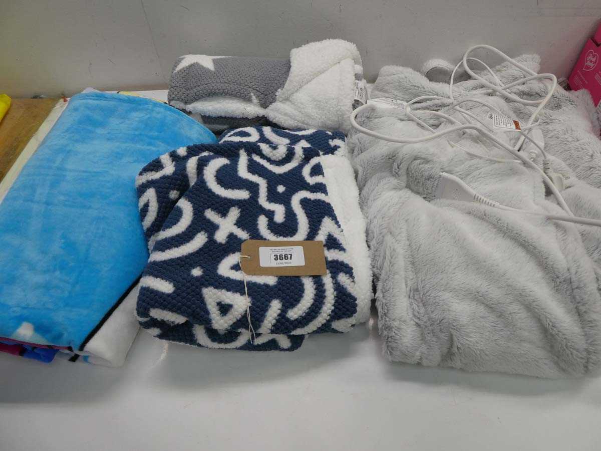 Lot 3667 Heated throw and 3 blankets