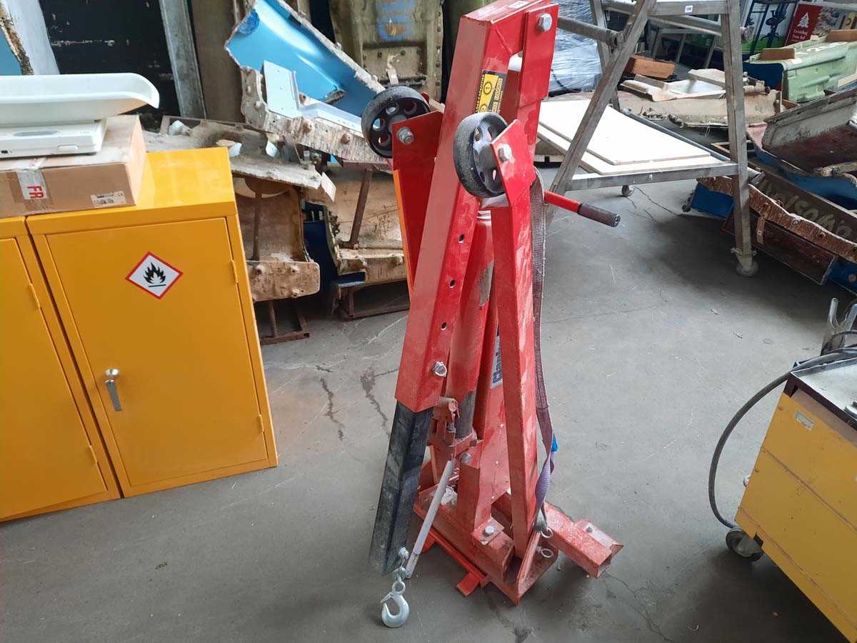 Lot 110 Clarke StrongArm engine crane