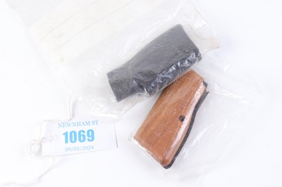 Lot 1069 - Packmayr Hi-power pistol grip and pair of 9mm...