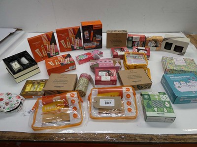Lot Selection of toiletry gift sets including...