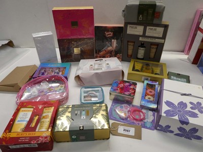 Lot Selection of toiletry gift sets including Avon,...