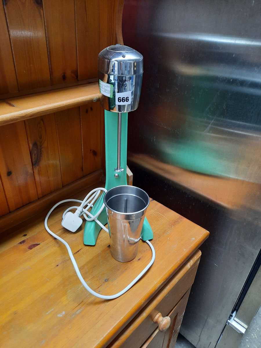 Lot 666 Waring Pro milkshake machine with cup