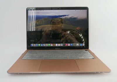 Lot 2009 - MacBook Air 13" 2020 A2337 Gold laptop with...