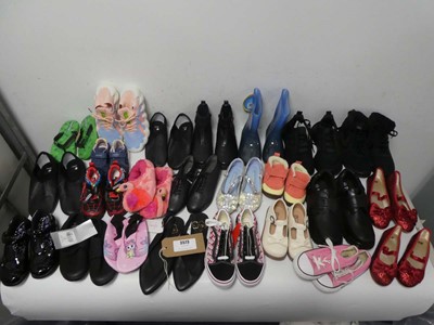 Lot 3573 - Bundle of kids shoes of various styles and...