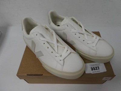 Lot Boxed pair of Veja trainers white, UK 6