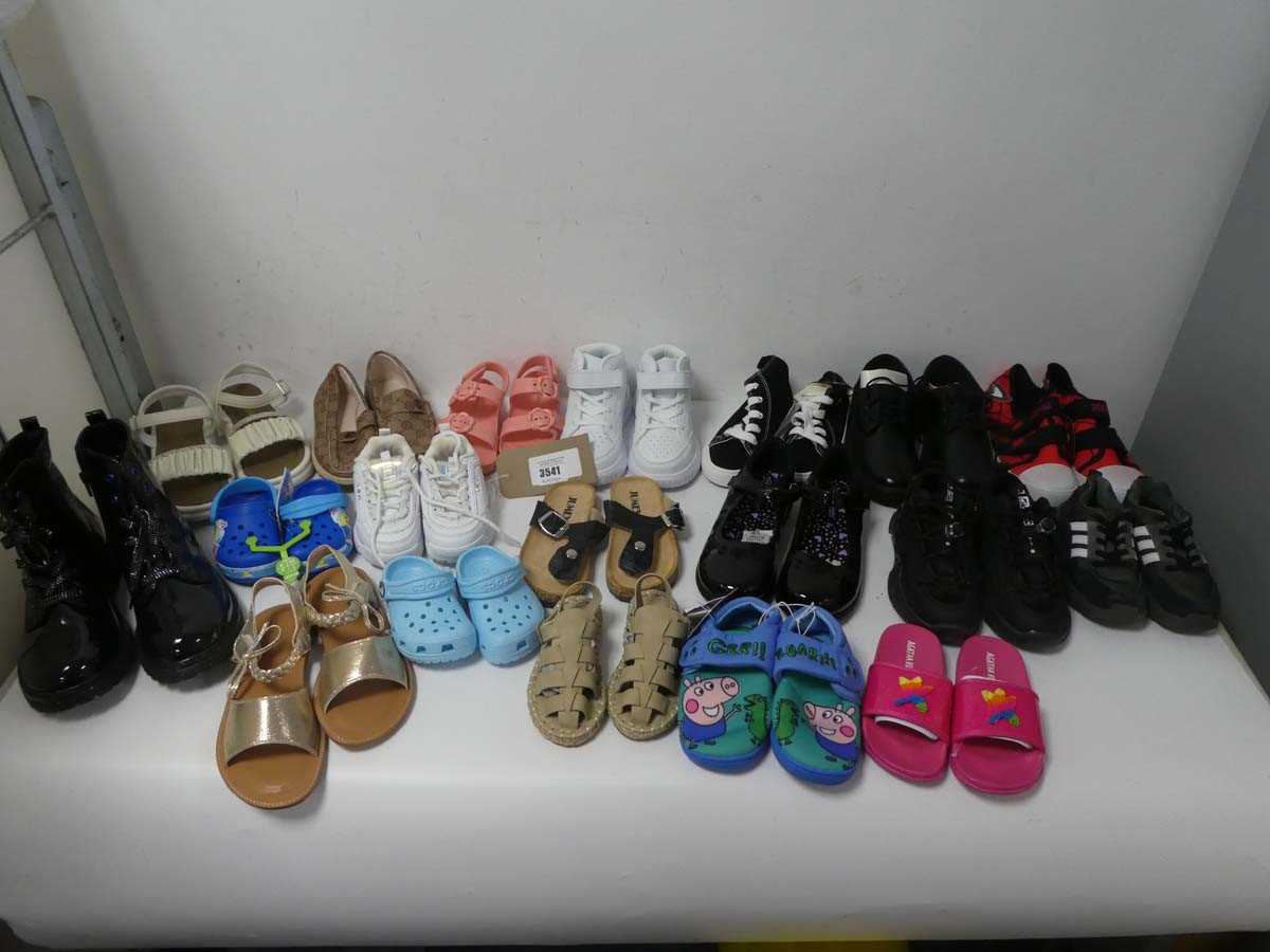 Lot 3541 - 19 pairs of kids/juniors shoes of various...
