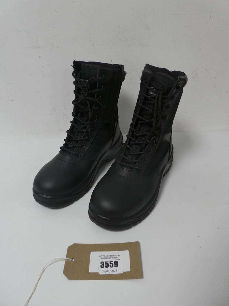Lot 3559 - Pair of Magnum safety uniform boots, black, UK 7
