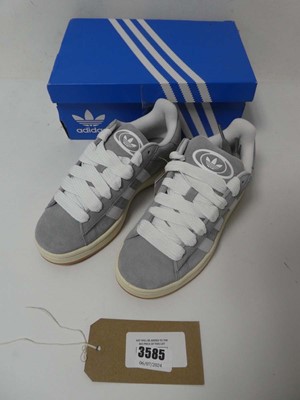 Lot Boxed pair of men's Adidas Campus trainers,...