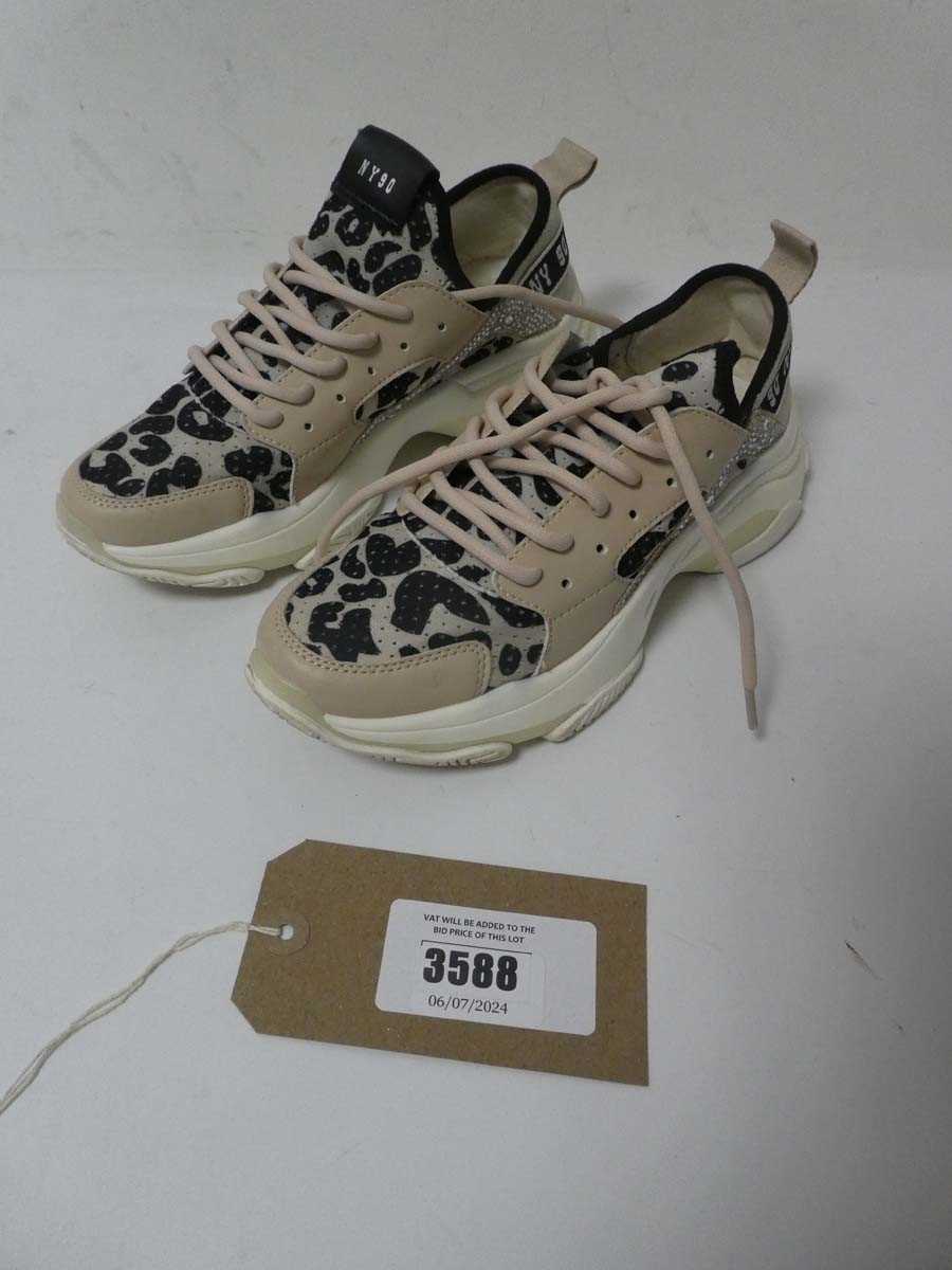 Lot 3588 - Pair of Steve Madden trainers,...
