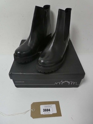 Lot Boxed pair of Hosis Milano ankle boots, black,...