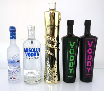 Lot 66 - 5 bottles of Vodka, 1x Roberto Cavalli Gold...