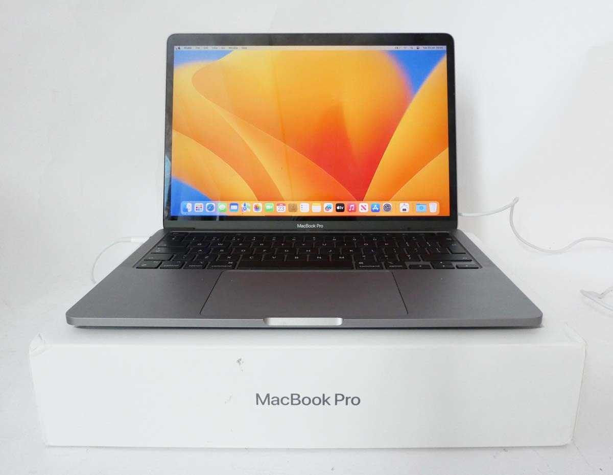 Lot 2002 - MacBook Pro 13" 2022 A2338 Space Grey laptop...