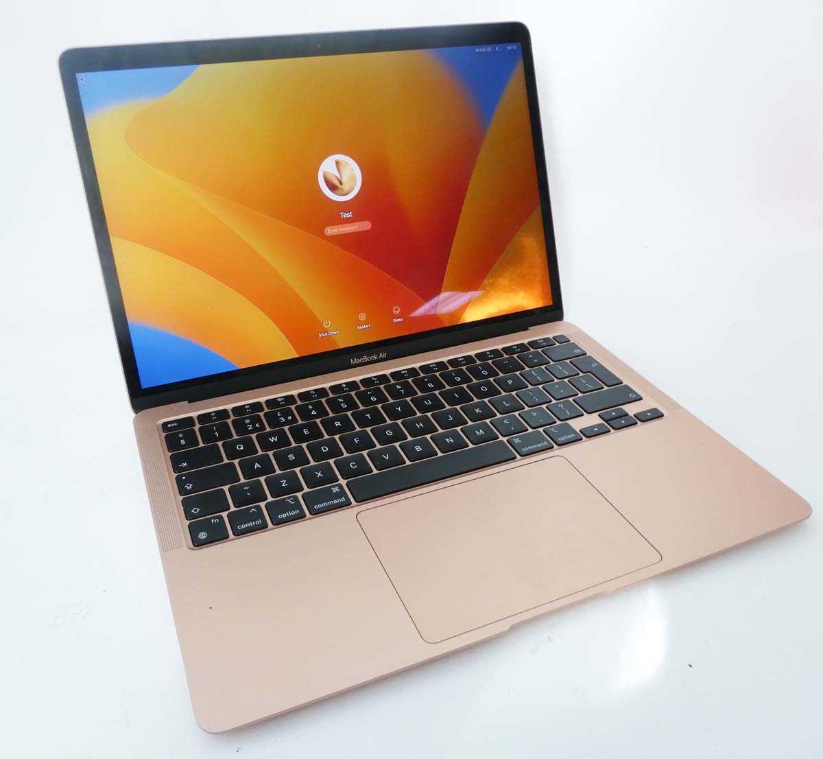 Lot 2012 - MacBook Air 13" 2020 A2337 Gold laptop with...