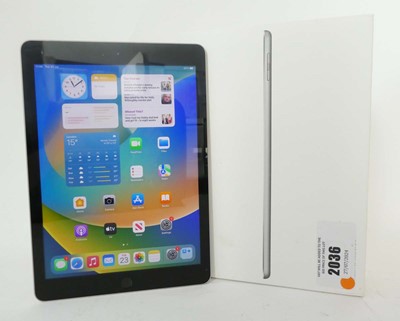 Lot 2036 - iPad 32GB A1822 Silver tablet with box