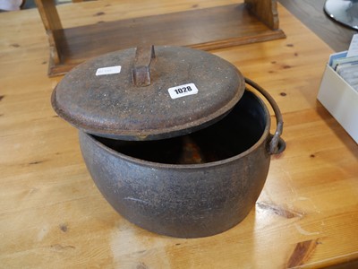 Lot 1028 - Vintage metal cooking pot/cauldron